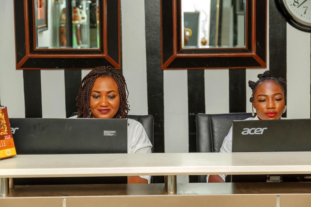 Apartment Royale Hotel&Suite Lagos Extérieur photo